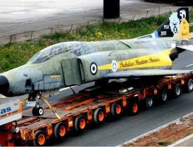 Εντυπωσιακές φωτογραφίες από την μεταφορά του μαχητικού RF-4E στην εθνική οδό